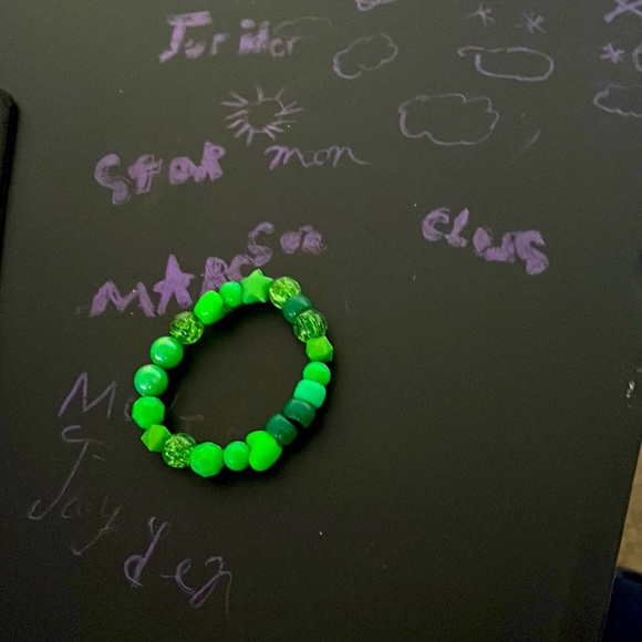 Green  bracelet 7$ listing price15$ made by 9 yr old kid - Picture 1 of 2